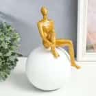 Сувенир "Абстракция. Мечтатель на шаре" 12х13х22,5 см, золото с белым  9304531, норма - фото 1 - миниатюра