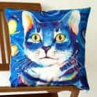 ПОДУШКА ДЕКОРАТИВНАЯ ЗВЕЗДНЫЙ КОТ ВАН ГОГ, ТКАНЬ: ВЕЛЮР/ПОПЛИН, РАЗМЕР 40*40, МОЛНИЯ, ВНУТРЕННИЙ ЧЕХОЛ СОСТАВ: 1 СТОРОНА ПОЛИЭСТЕР 80%, ХЛОПОК 20%, 2 СТОРОНА ХЛОПОК 100%, АРТ.0255, норма - фото 1 - миниатюра