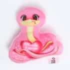 Игрушка - магнит "Змея" 7,7*9 см, розовая   10450928, норма - фото 1 - миниатюра