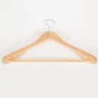 Вешалка для верхней одежды с перекладиной, широкие плечики 45х23 см, дерево светлое 565881, норма - фото 1 - миниатюра