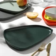 Тарелки, блюда Тарелка нестандартной формы Тёмно-зелёная 28х22 см 6478836 - изображение 1