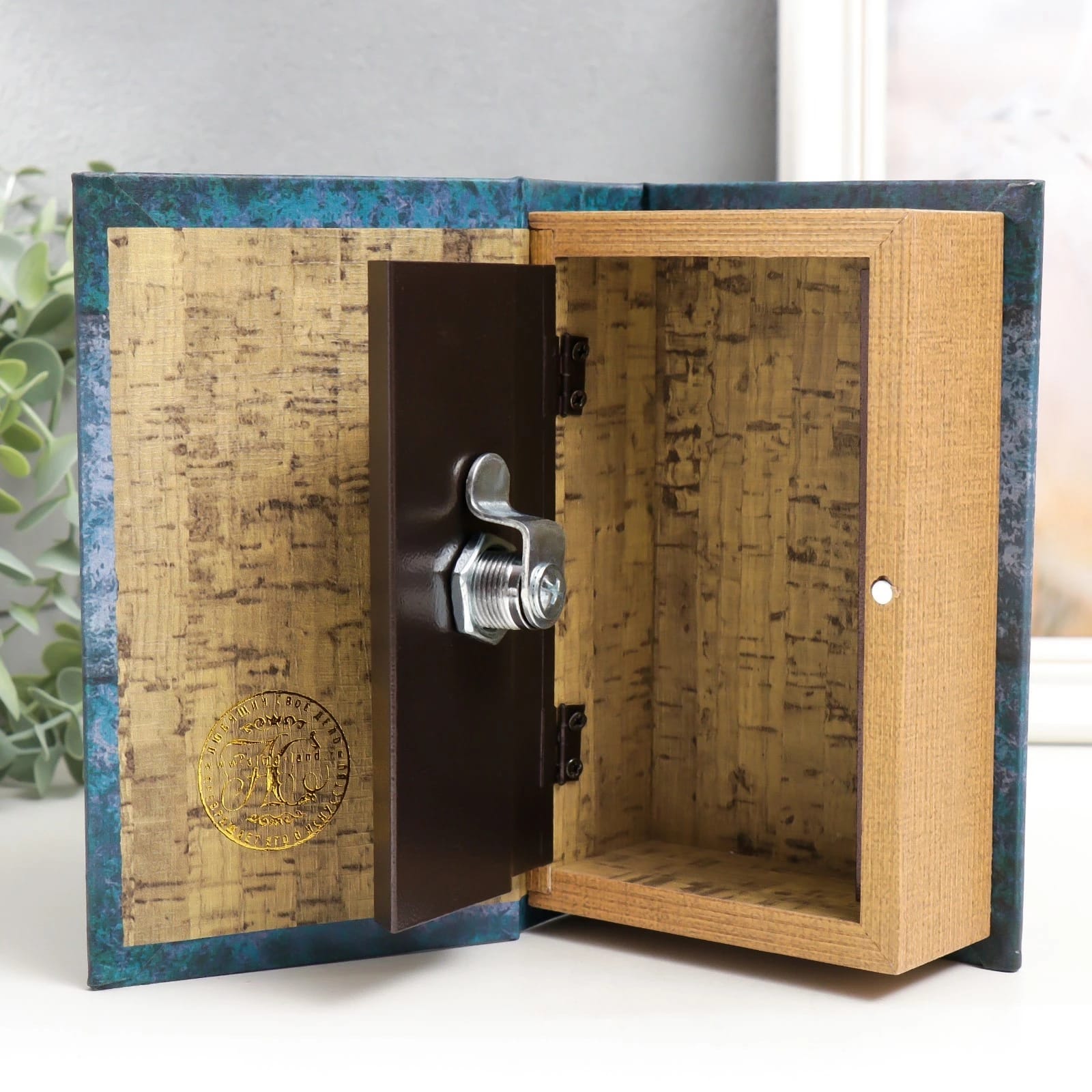 Сейф-книга "Хемингуэй. Старик и море" 17х11х5 см, дерево, кожзам 7570506, норма - фото 2