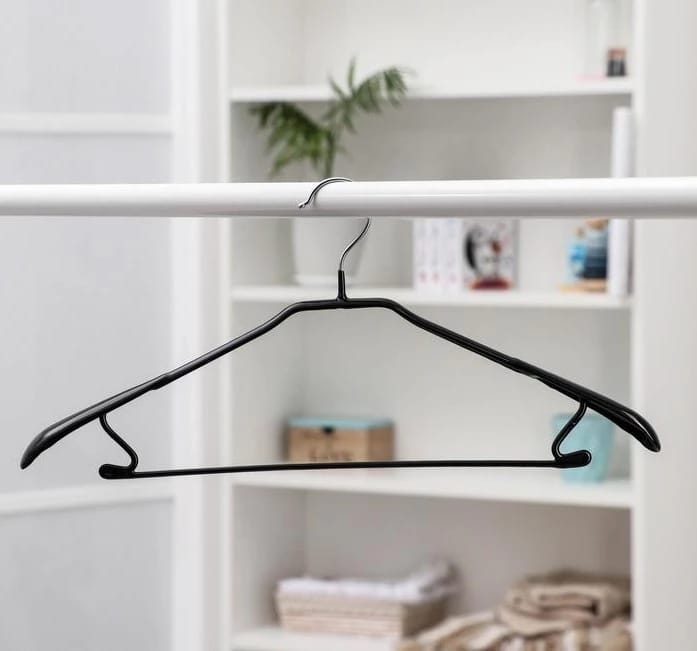 Вешалка антискользящая широкие плечики 45х21 см (металл ПВХ покрытие), черный 1290715, норма - фото 1