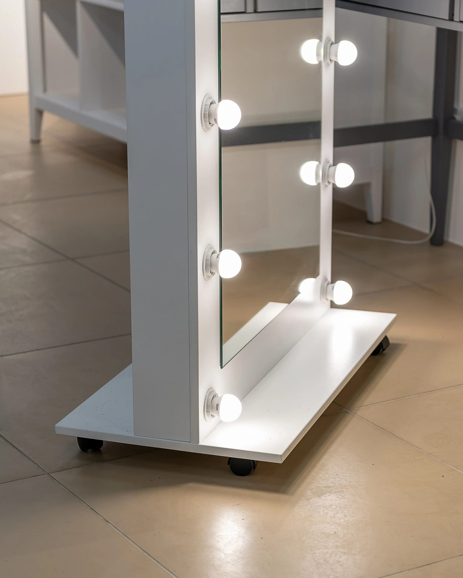 ЗЕРКАЛО С ЛАМПОЧКАМИ БОЛЬШОЕ, С ПОЛКОЙ, НА КОЛЕСИКАХ (800*1800 ММ) (белый шагрень) - фото 8